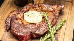 Les Gar&ccedil;ons Bouchers des Halles Paul-Bocuse : le temple de la viande dans le ventre de Lyon