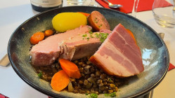 L'Auberge du Village à Dardilly : une cuisine lyonnaise généreuse à se damner L'Auberge du Village à Dardilly : une cuisine lyonnaise généreuse à se damner