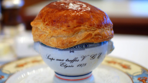 Les l&eacute;gendes de Lyon : la recette de la soupe aux truffes noires VGE