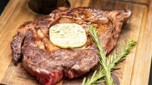 Les Gar&ccedil;ons Bouchers des Halles Paul-Bocuse : le temple de la viande dans le ventre de Lyon